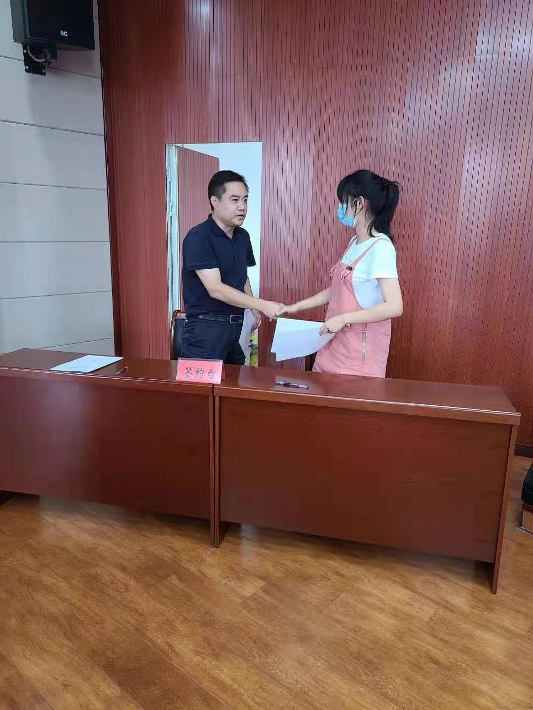 仙桃47名大学生签约村医定向培养合同 为基层医疗注入新活力